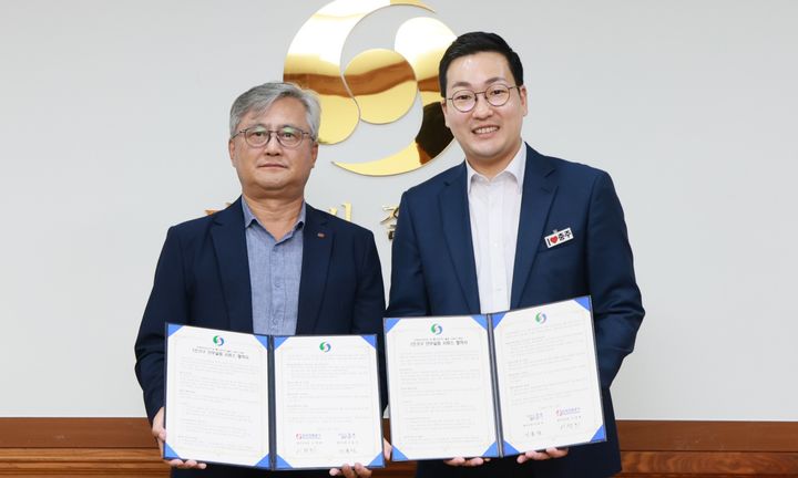 업무협약하는 한전 이정희 충주지사장과 이동석 충주시장(왼쪽부탸) *재판매 및 DB 금지