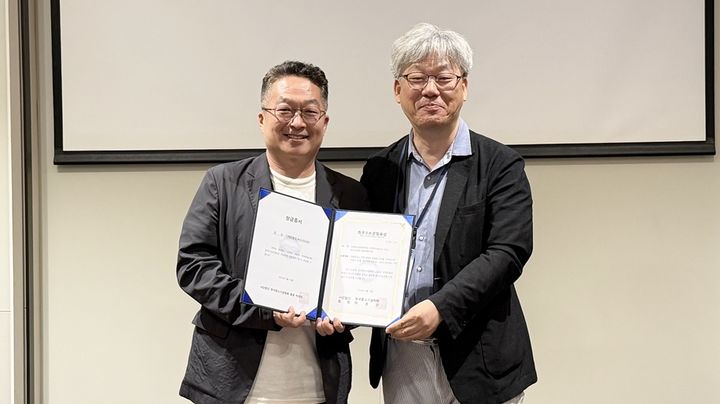 [서울=뉴시스] 이상윤(왼쪽) 성공회대 경영학부 교수가 '2026 한국경영학회 융합학술대회' 한국중소기업학회 세션에서 최우수논문발표상을 수상하고 박경민 한국중소기업학회장과 기념 사진을 촬영하고 있다. (사진=성공회대 제공) 2026.08.25. photo@newsis.com *재판매 및 DB 금지