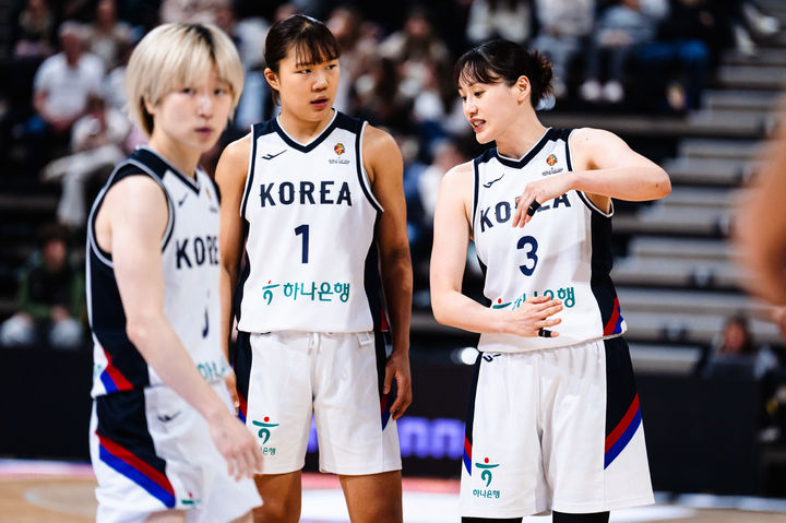 [서울=뉴시스] 한국 여자 농구 대표팀의 박지현과 강이슬. (사진=대한민국농구협회 제공) *재판매 및 DB 금지