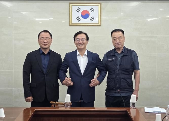 [부산=뉴시스] 25일 전재수 부산시장이 '부산 시내버스 노사 임금협상을 극적 타결한 '노사 교섭현장을 찾았다. (사진=부산시 제공) 2026.08.25 photo@newsis.com *재판매 및 DB 금지