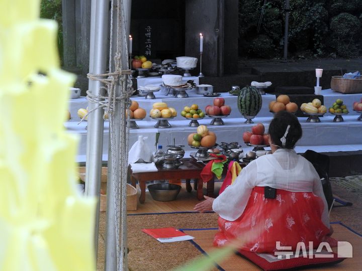 [제주=뉴시스] 김수환 기자 = 25일(음력 7월13일) 오전 제주시 구좌읍 송당본향당에서 송당리마을제의 하나인 마불림제가 봉행된 가운데 이승순 심방이 단골들의 이름을 고하는 열명올림(예명올림)을 주관하고 있다. 2026.08.25. notedsh@newsis.com