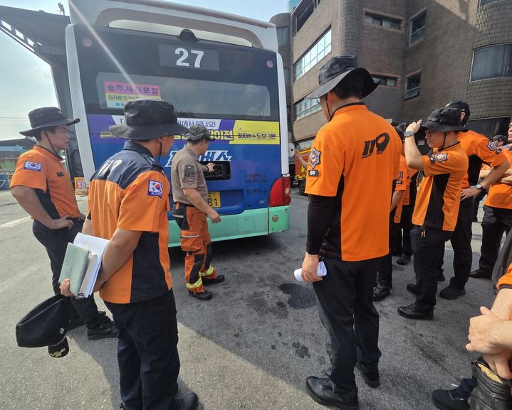 [광명=뉴시스] 경기 광명소방서 소속 소방대원들이 24일 전기버스 전문가로부터 전기버스의 구조에 대한 설명을 듣고 있다. (사진=광명소방서 제공) 2026.08.25. photo@newsis.com *재판매 및 DB 금지