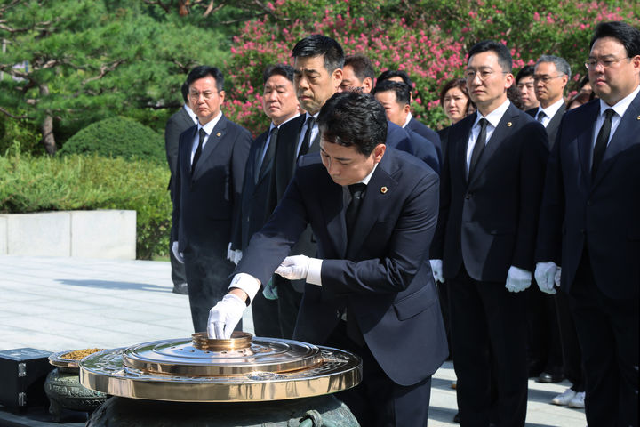 [서울=뉴시스] 임만균 서울시의회 의장이 25일 서울 동작구 국립서울현충원 현충탑 앞에서 분향하고 있다. (사진=서울시의회 제공) 2026.08.25. photo@newsis.com *재판매 및 DB 금지
