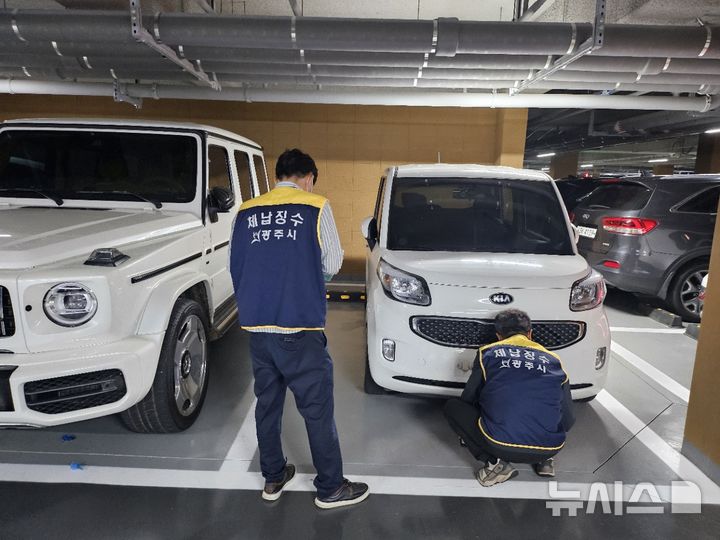 [경기광주=뉴시스] 광주시가 ‘체납 차량 일제 단속의 날’에 25일 새벽 영치 작업을 진행중이다. (사진=광주시 제공) 2026.08.25. photo@newsis.com