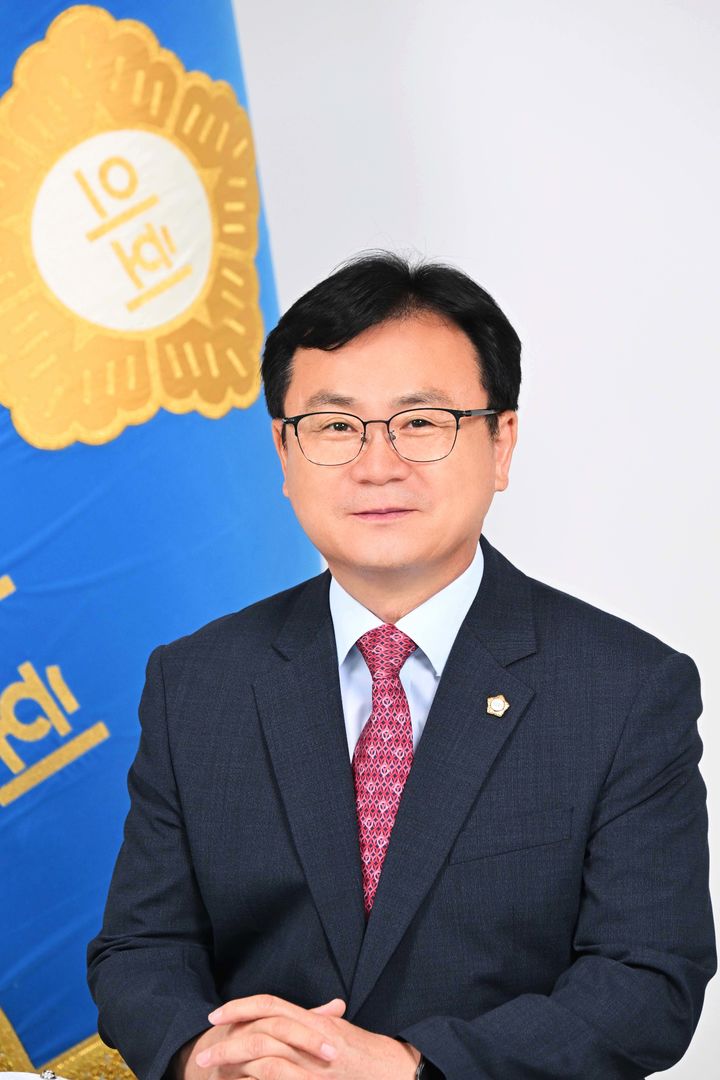 [울산=뉴시스] 울산 울주군의회는 최근 박기홍 의원(행정복지위원장)이 서면질문을 통해 지역 장기요양기관 종사자의 처우 개선을 위해 현행 돌봄활동수당 지급 대상을 확대해야 한다고 울주군에 촉구했다고 25일 밝혔다. (사진= 울주군의회 제공) 2026.08.25.photo@newsis.com *재판매 및 DB 금지