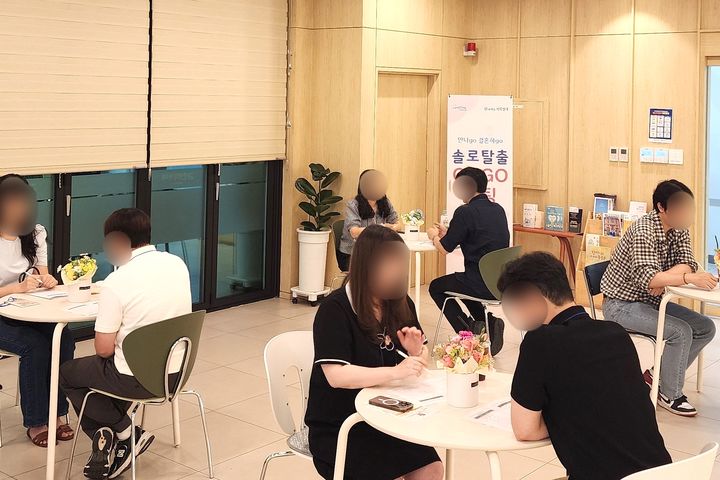 [대구=뉴시스] 대구 달서구는 지역 내 한 카페에서 미혼남녀 맞춤형 만남 프로그램인 '고고(만나go, 결혼하go)미팅'을 개최해 3쌍의 커플이 탄생했다. (사진=대구 달서구 제공) 2026.08.25. photo@newsis.com *재판매 및 DB 금지