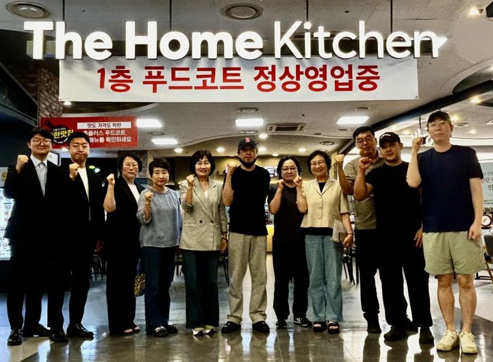 [부산=뉴시스] 더불어민주당 최은영 부산시의원(왼쪽에서 다섯 번째)은 최근 홈플러스 센텀시티점 입점업체협의회와 해운대구의회 더불어민주당 의원들과 현장간담회를 열고 폐점 결정 이후에도 영업을 이어가고 있는 입점업체들의 피해 상황과 건의사항을 청취했다. 현장간담회 후 기념촬영 모습. (사진=부산시의회 제공) 2026.08.25. photo@newsis.com *재판매 및 DB 금지