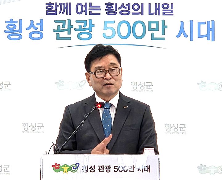 [횡성=뉴시스] 이덕화 기자 = 25일 장신상 횡선군수가 기자회견을 열고 민선9기 핵심 목표인 '횡성 관광 500만 시대' 실현 전략을 설명하고 있다. 2026.08.25. wonder8768@newsis.com *재판매 및 DB 금지