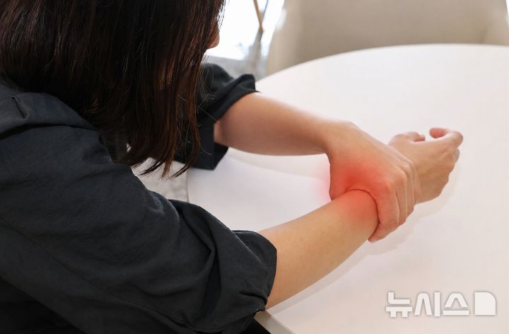 [서울=뉴시스] 루푸스 환자에게 흔히 나타나는 증상은 피로감과 발열, 관절통, 근육통이다. (사진= 고려대학교 안암병원 제공)