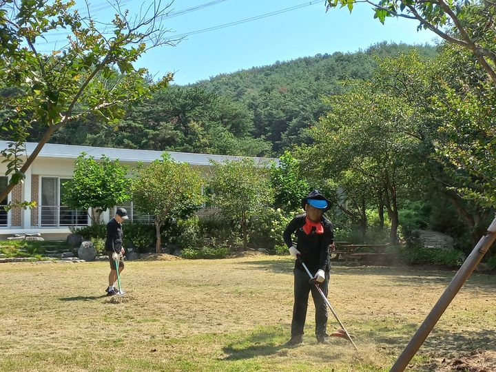 [진주=뉴시스] 진주교육청은 25일 진주시 수곡면 소재 사랑그림숲에서 예초작업을 하고 있다. (사진=진주교육청 제공) 2026.08.25. photo@newsis.com *재판매 및 DB 금지