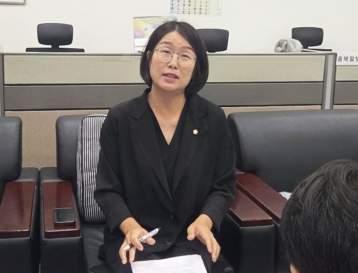 [청주=뉴시스] 이도근 기자= 최진아 충북 청주시의회 대변인이 25일 청주시청 임시청사 기자실을 찾아 오는 27일부터 내달 9일까지 열리는 제105회 임시회 일정과 의안 등을 설명하고 있다. 2026.08.25. nulha@newsis.com *재판매 및 DB 금지