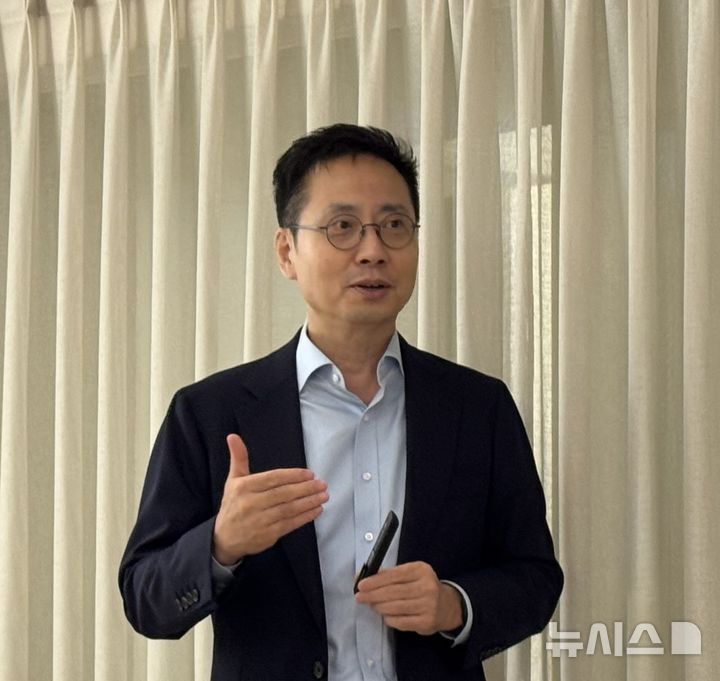 [서울=뉴시스] 윤정민 기자 = 조원균 클라우드플레어 코리아 지사장이 25일 오전 서울 강남구 웨스틴 서울 파르나스에서 열린 미디어 간담회에서 인사말을 하고 있다. 2026.08.25. alpaca@newsis.com