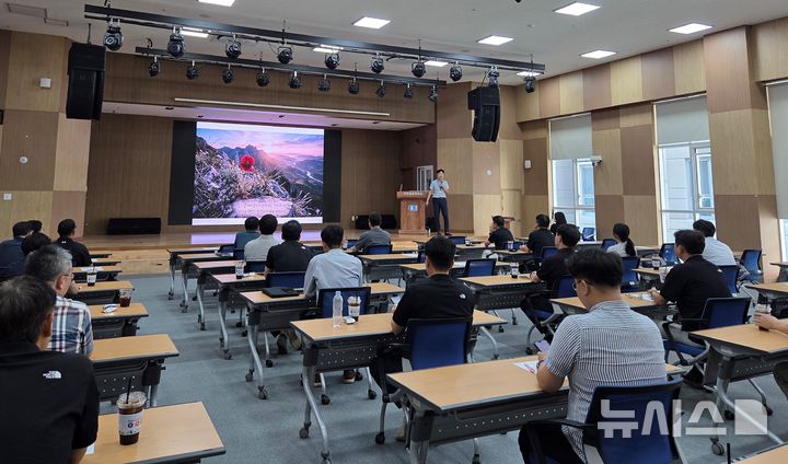 [전주=뉴시스] 25일 전주상공회의소 7층 대회의실에서 진행된 자산관리 및 은퇴설계 교육 모습. (사진=전주상의 제공) 2026.08.25. photo@newsis.com&nbsp; *재판매 및 DB 금지