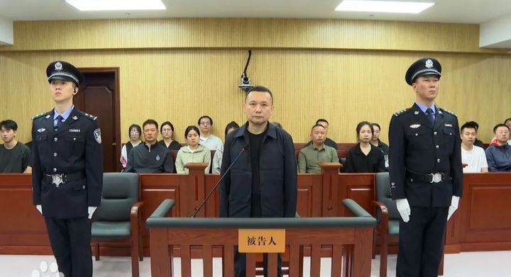 [서울=뉴시스] 런위중 베이징대 전 부총장이 24일 랴오닝성 단둥 중급인민법원에서 뇌물수수 등 혐의로 8년형을 선고받고 있다.(출처: 바이두) 2026.08.25. *재판매 및 DB 금지