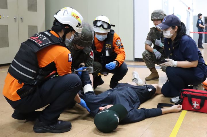 [대전=뉴시스] 육군 제32보병사단이 25일 대전 서구 둔산공동구 일대에서 민·관·군·경·소방과 함께 국가 중요 시설 통합 방호 훈련을 실시했다.(사진=제32보병사단 제공) 2026.08.25. photo@newsis.com *재판매 및 DB 금지