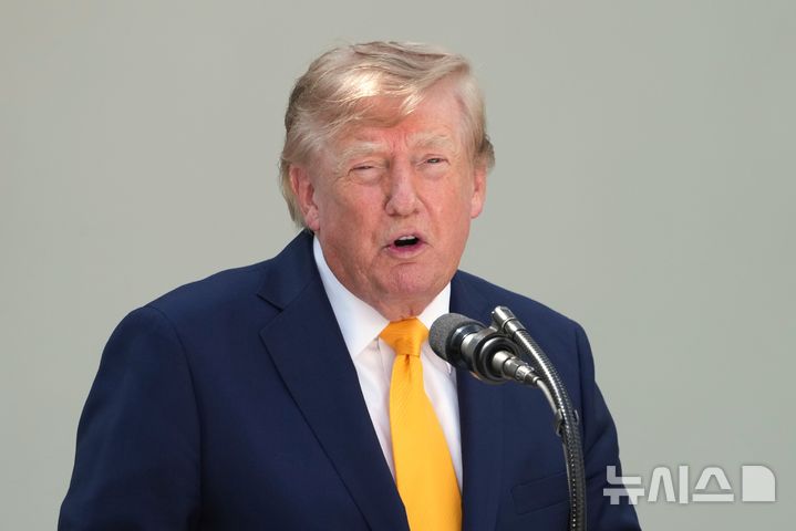 [워싱턴=AP/뉴시스] 도널드 트럼프 미국 대통령이 24일(현지시간) 워싱턴DC 백악관 로즈가든에서 열린 신학기 행사에서 연설하고 있다. 2026.08.24.