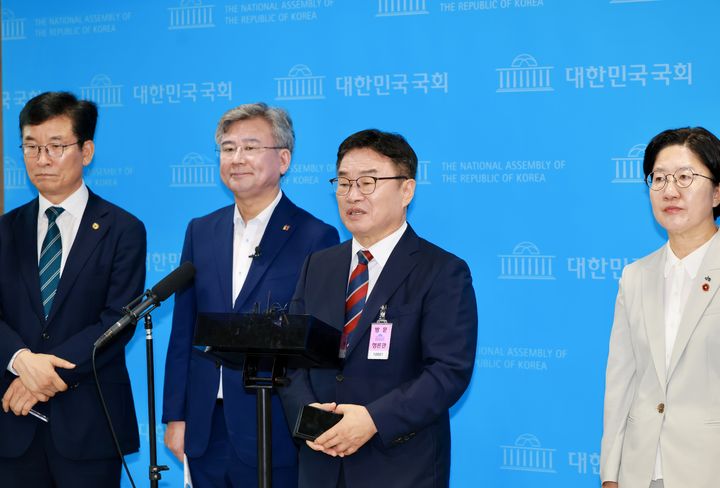 [창원=뉴시스]권순기 경남교육감(왼쪽에서 세번째), 서울 국회 소통관에서 교육재정 근간 흔드는 교부금 개편안 즉각 철회 촉구 기자회견.2026.08.25.photo@newsis.com *재판매 및 DB 금지