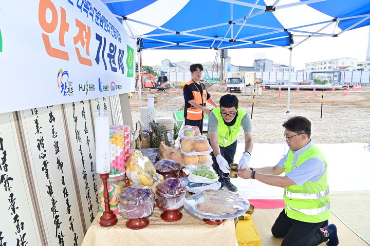 [진주=뉴시스] 조규일 경남 진주시장 남강변 다목적 문화센터 공사현장 점검. (사진=진주시 제공).2026.08.25. photo@newsis.com *재판매 및 DB 금지