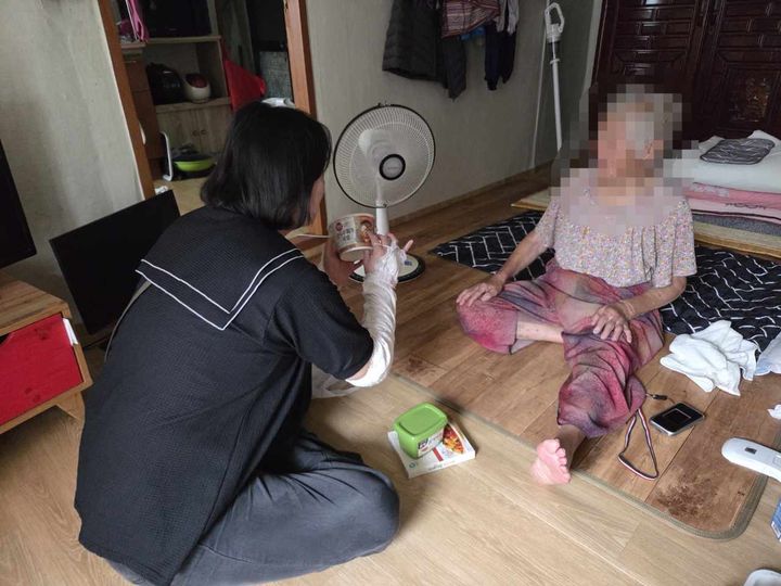 [거창=뉴시스] 거창군치매안심센터, 폭염 속 가정 내 치매환자 건강 지켜 (사진=거창군 제공) 2026. 08. 25. photo@newsis.com *재판매 및 DB 금지