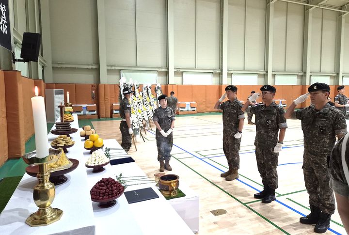 [원주=뉴시스] 6·25전쟁 전사자 유해발굴 개토식에서 참석자들이 호국영령을 추모하고 있다. (사진=육군 제36보병사단 제공) 2026.08.25. photo@newsis.com *재판매 및 DB 금지