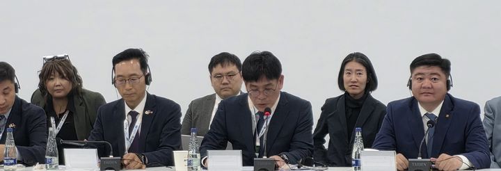 [울란바타르=뉴시스] 이광호(앞줄 오른쪽서 두번째) 산림청 산림보호국장이 25일 몽골에서 울란바타르서 열린 '한-몽 그린벨트사업 20년 기념행사'에 참석해 그간의 성과를 소개하고 있다.(사진=산림청 제공) *재판매 및 DB 금지