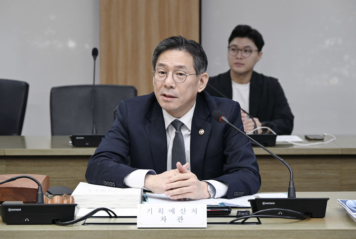 [세종=뉴시스] 기획예산처는 25일 조용범 기획처 차관 주재로 '2026년 제5회 민간투자사업심의위원회'를 열고 총사업비 6조8000억원 규모의 철도·환경 분야 민간투자사업 4건과 민간투자사업기본계획 개정안을 심의·의결했다고 밝혔다. (사진=기획처 제공) 2026.08.25. photo@newsis.com *재판매 및 DB 금지