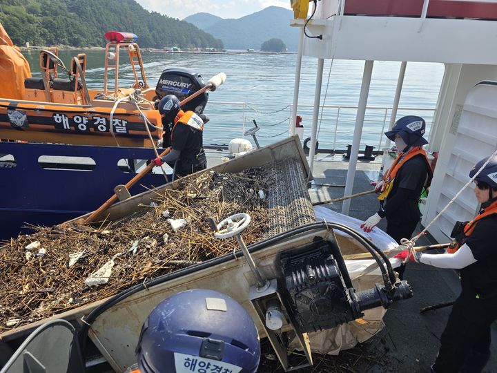 [통영=뉴시스] 신정철 기자= 통영해경은 통영·거제지역의 기록적인 집중호우로 바다로 유입된 해양 부유쓰레기로 인한 선박 안전사고를 예방하기 위해 방제정을 투입하고, 수해지역 주민들의 신속한 일상 회복을 위해 수해복구 지원을 계속 실시하고 있다고 25일 밝혔다.사진은 25일 통영 해간도 일대에서 방제정에 탑재된 ‘벨트식 유회수기’를 통해 해상 부유쓰레기를 수거하고 있는 모습.(사진=통영해경 제공).2026.08.25. photo@newsis.com *재판매 및 DB 금지