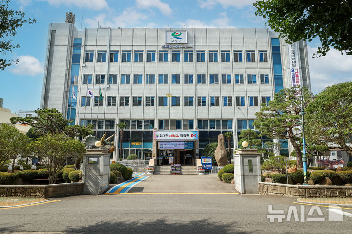 [고성(경남)=뉴시스] 신정철 기자= 경남 고성군이 인구 유입을 촉진하고 전입가구의 안정적인 지역정착을 지원하기 위해 내년부터 지원을 대폭 확대한다고 25일 밝혔다.사진은 고성군청 청사 전경.(사진=뉴시스DB).2026.08.25. sin@newsis.com