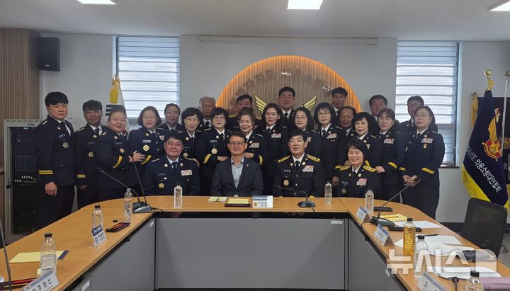 [전주=뉴시스] 25일 전북특별자치도의회 문화안전소방위원회 김성수 위원장과 전북자치도 의용소방대연합회와 간담회를 갖고 개선 방안 등에 대해 논의한 후 기념촬영을 하고 있다. 2026.08.25 *재판매 및 DB 금지