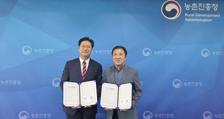 [세종=뉴시스] 농촌진흥청은 25일 본청에서 한국정보화농업인중앙연합회와 농업인의 AI 활용을 활성화하고 소득 증대를 도모하기 위한 업무협약을 체결했다고 밝혔다. (사진=농진청 제공) 2026.08.25. photo@newsis.com *재판매 및 DB 금지