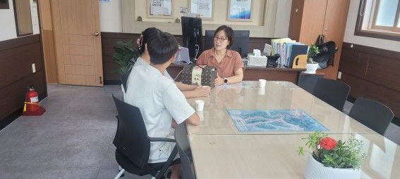 [고성(경남)=뉴시스] 신정철 기자= 경남 고성군 영현면에서 2024년 마지막 출생이후 2년 만에 아이가 태어나 지역사회에 반가운 소식을 전했다. 사진은 지난 21일 영현면사무소에서 출생신고를 마친 부모들에게 채송화 영현면장이 축하 덕담을 하고 있는 모습.(사진=고성군 제공).2026.08.25. photo@newsis.com *재판매 및 DB 금지