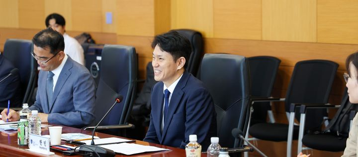 [서울=뉴시스] 한민 관세청 국제관세협력국장(가운데)이 25일 세울세관에서 석유화학업계 관계자들과 간담회를 진행하고 있다.(사진=관세청 제공) *재판매 및 DB 금지
