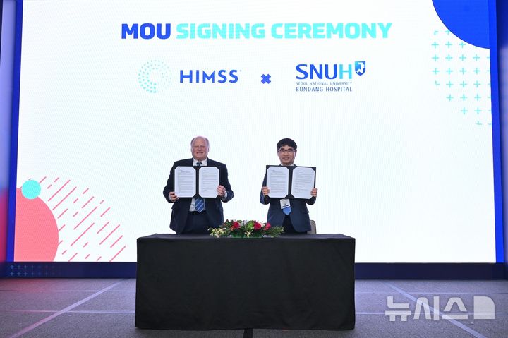 [서울=뉴시스] 해롤드 울프 HIMSS 회장(좌)과 전영태 분당서울대병원장(우)가 기념촬영을 하고 있다. (사진= 분당서울대병원 제공)