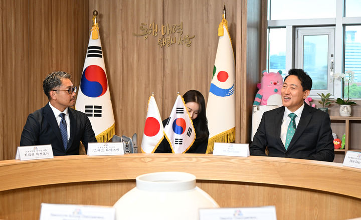[서울=뉴시스] 오세훈 서울시장이 25일 서울시청 집무실에서 고마쓰 다이스케 도쿄도의회 자민당 간사장을 비롯한 의원단과 면담하고 있다. (사진=서울시 제공) 2026.08.25. photo@newsis.com *재판매 및 DB 금지