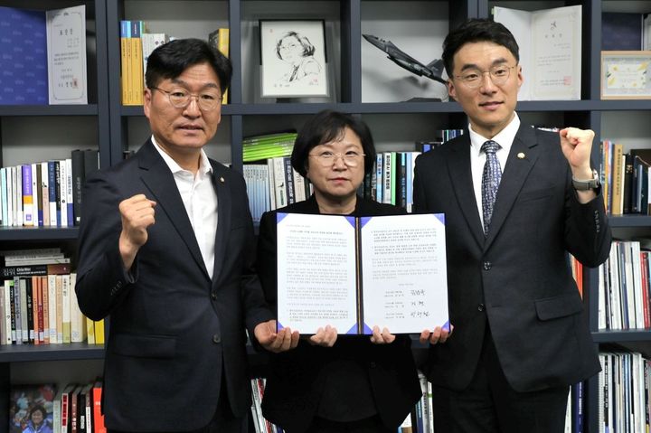 [안산=뉴시스] 박해철·김현·김남국 국회의원(사진 왼쪽부터 차례대로)이 25일 김현 국회의원 사무실에서 서서울요금소 안산 명칭 병기 등을 요구하는 요청서에 공동서명한 후 기념촬영을 하고 있다. (사진=박해철 국회의원실 제공) 2026.08.25. photo@newsis.com *재판매 및 DB 금지
