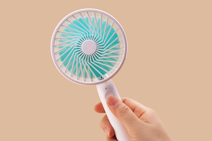 [서울=뉴시스] 일본에서 지하철과 전철 내 휴대용 선풍기 사용을 두고 다른 승객에게 바람이 닿는 문제 등을 놓고 찬반 논쟁이 벌어지고 있다. (사진=유토이미지) *재판매 및 DB 금지