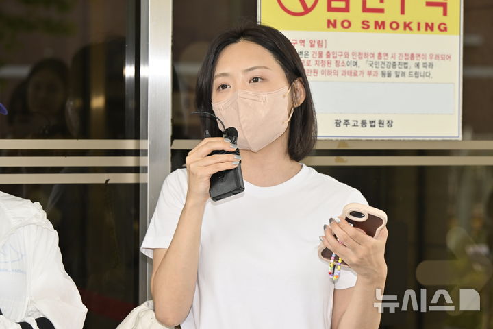 [전남광주=뉴시스] 양시원 기자 = 시민모임 프리해든스 관계자가 25일 오후 전남광주 동구 광주고법 앞에서 '해든이' 사건 항소심 선고 이후 기자들과 만나 재판 결과에 대해 발언하고 있다. 2026.08.25. goodwrite97@newsis.com