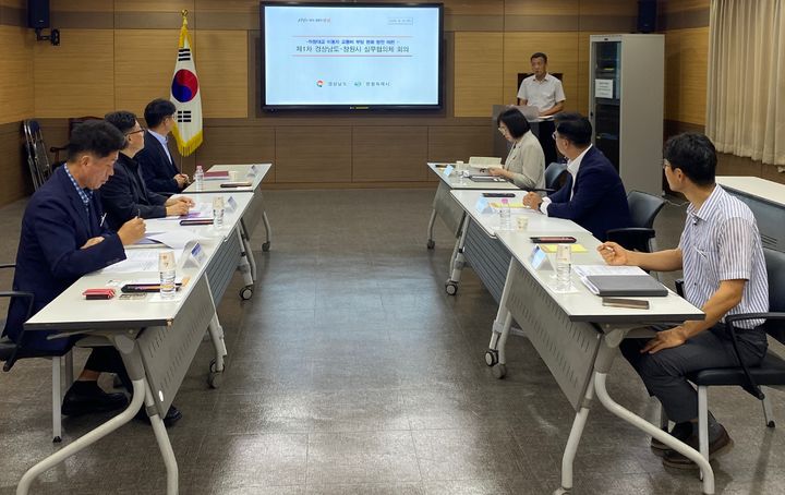 [창원=뉴시스] 강경국 기자 = 25일 경남 창원시청 제2별관 회의실에서 제1차 마창대교 실무협의체 회의가 열리고 있다. (사진=창원시청 제공). 2026.08.25. photo@newsis.com *재판매 및 DB 금지