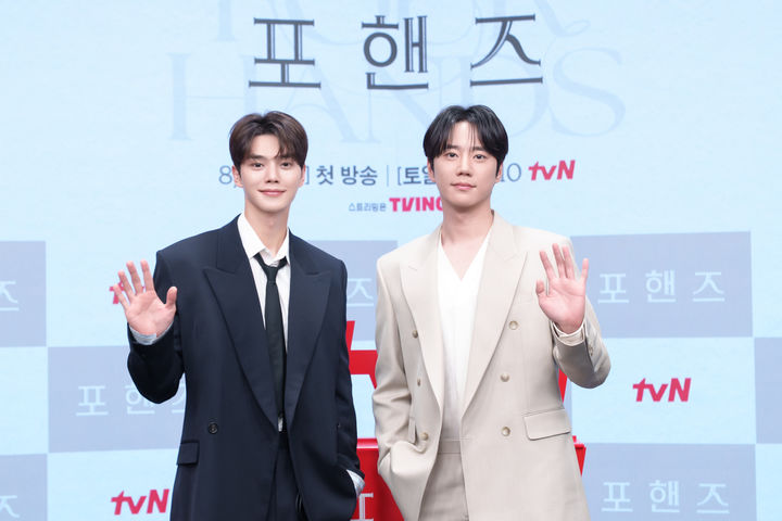 [서울=뉴시스] 25일 온라인으로 진행된 tvN 새 토일드라마 '포핸즈' 제작발표회에서 배우 송강과 이준영이 포즈를 취하고 있다. (사진=tvN 제공) 2026.08.25. photo@newsis.com *재판매 및 DB 금지