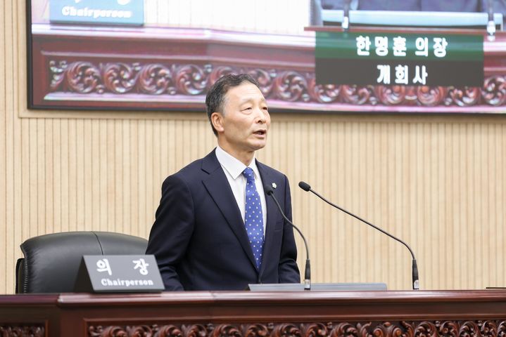 [안산=뉴시스] 한명훈 경기 안산시의회 의장이 24일 제305회 임시회 제1차 본회의에서 개회사를 하고 있다. (사진=안산시의회 제공) 2026.08.24. photo@newsis.com *재판매 및 DB 금지