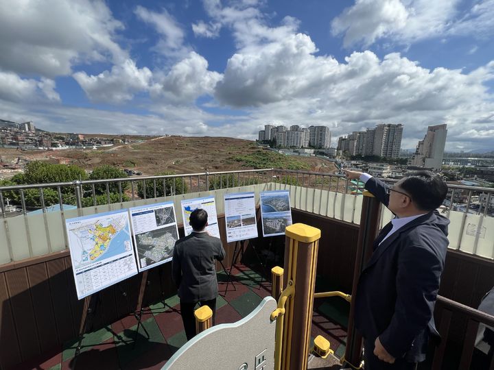 [서울=뉴시스] 김성보 서울시 행정2부시장이 25일 서울 용산구 보광동주민센터 옥상에서 한남3구역의 철거·착공 준비 상황을 살펴보고 있다. (사진=서울시 제공) 2026.08.25. photo@newsis.com *재판매 및 DB 금지