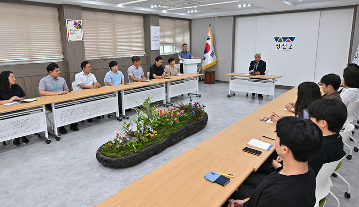 25일 정선군청 소회의실에서 최승준 정선군수와 종합민원실 근무 공무원들이 참석한 가운데 ‘2026년 민원담당 공무원 간담회’가 열리고 있다.(사진=정선군 제공) *재판매 및 DB 금지