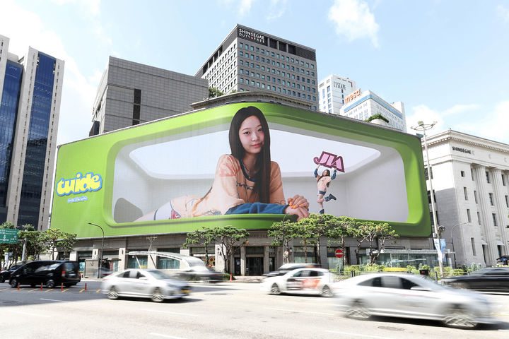 신세계백화점은 하이브 신인 걸그룹 튜이드(TUIDE) 데뷔곡 뮤직비디오 풀버전과 단독 시보 영상을 9월 25일까지 한 달 간 본점 신세계스퀘어를 통해 내보낸다고 26일 밝혔다. *재판매 및 DB 금지