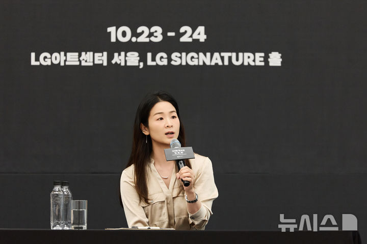  [서울=뉴시스]소리꾼 이자람이 25일 서울 강서구 LG아트센터에서 열린 '2026년 기획공연 이자람 판소리 '눈, 눈, 눈' 기자간담회에서 질문에 답변하고 있다. (사진=LG아트센터 제공)