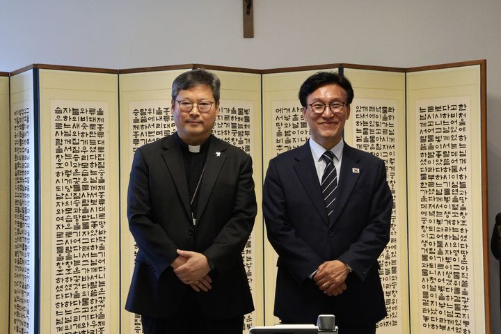 [서울=뉴시스] 천주교 서울대교구장 정순택 대주교(왼쪽)가 김민석 더불어민주당 대표와 만나 기념촬영을 하고 있다. (사진=천주교 서울대교구 제공) 2026.08.25. photo@newsis.com *재판매 및 DB 금지