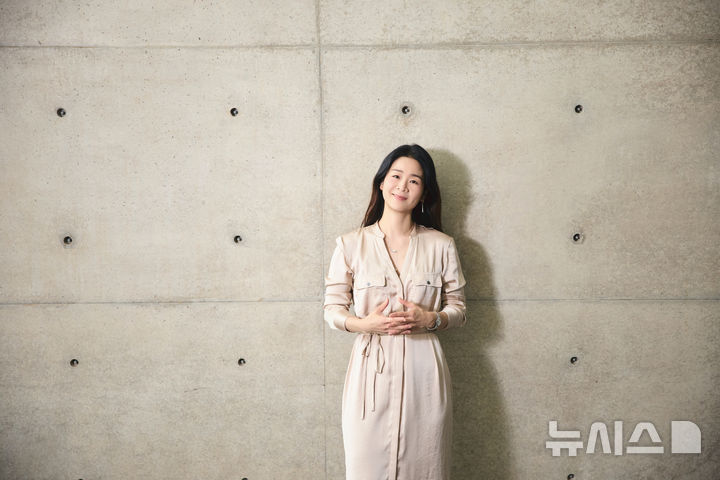 [서울=뉴시스]소리꾼 이자람이 25일 서울 강서구 LG아트센터에서 열린 '2026년 기획공연 이자람 판소리 '눈, 눈, 눈' 기자간담회를 앞두고 기념촬영을 하고 있다. (사진=LG아트센터 제공) 