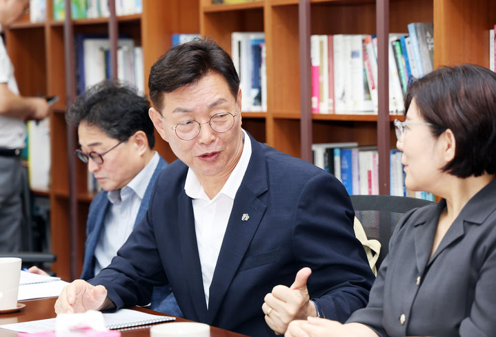 [대전=뉴시스] 조명휘 기자 = 김제선 중구청장이 25일 국회 문화체육관광위원장실을 찾아 지속가능관광도시를 위해 관광진흥법 개정 법률안을 조속히 처리해줄 것을 건의하고 있다. (사진= 중구청 제공) 2026.08.25. photo@newsis.com&nbsp;&nbsp;&nbsp;&nbsp; *재판매 및 DB 금지