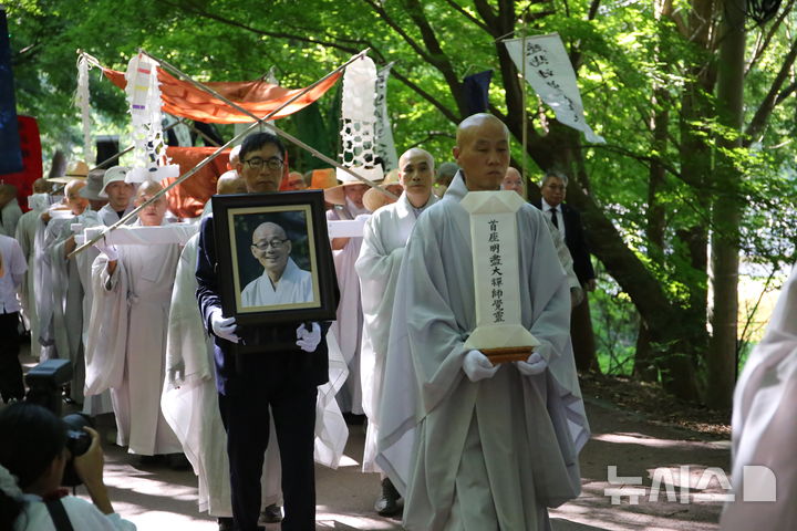 [보은=뉴시스] 박은수 기자 = 25일 충북 보은군 대한불교조계종 제5교구 본사 법주사에서 봉은사 전 주지 명진스님의 영정과 위패를 앞세운 이운 행렬이 다비장으로 향하고 있다. 2026.08.25. mercurypark@newsis.com 