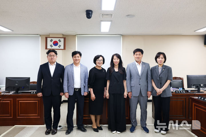 [안양=뉴시스] 기획행정위 의원들이 간담회를 맞힌 후 기념 촬영을 하고 있다. (사진=안양시 의회 제공)..2026.08.25. photo@newsis.com