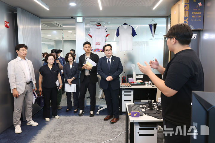 [시흥=뉴시스] 시흥시의회 자치행정 위원회 이상훈 위원장과 위원들이 25일 서울대학교 시흥캠퍼스의 SNU 제약 바이오 인력 양성센터를 방문해 관계자로부터 운영 현안 사안 등에 대해 설명을 듣고 있다. (사진=시흥시의회 제공).2026.08.25. photo@newsis.com